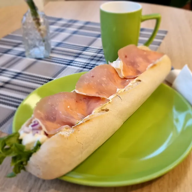 Baguette med spekeskinke og potetsalat